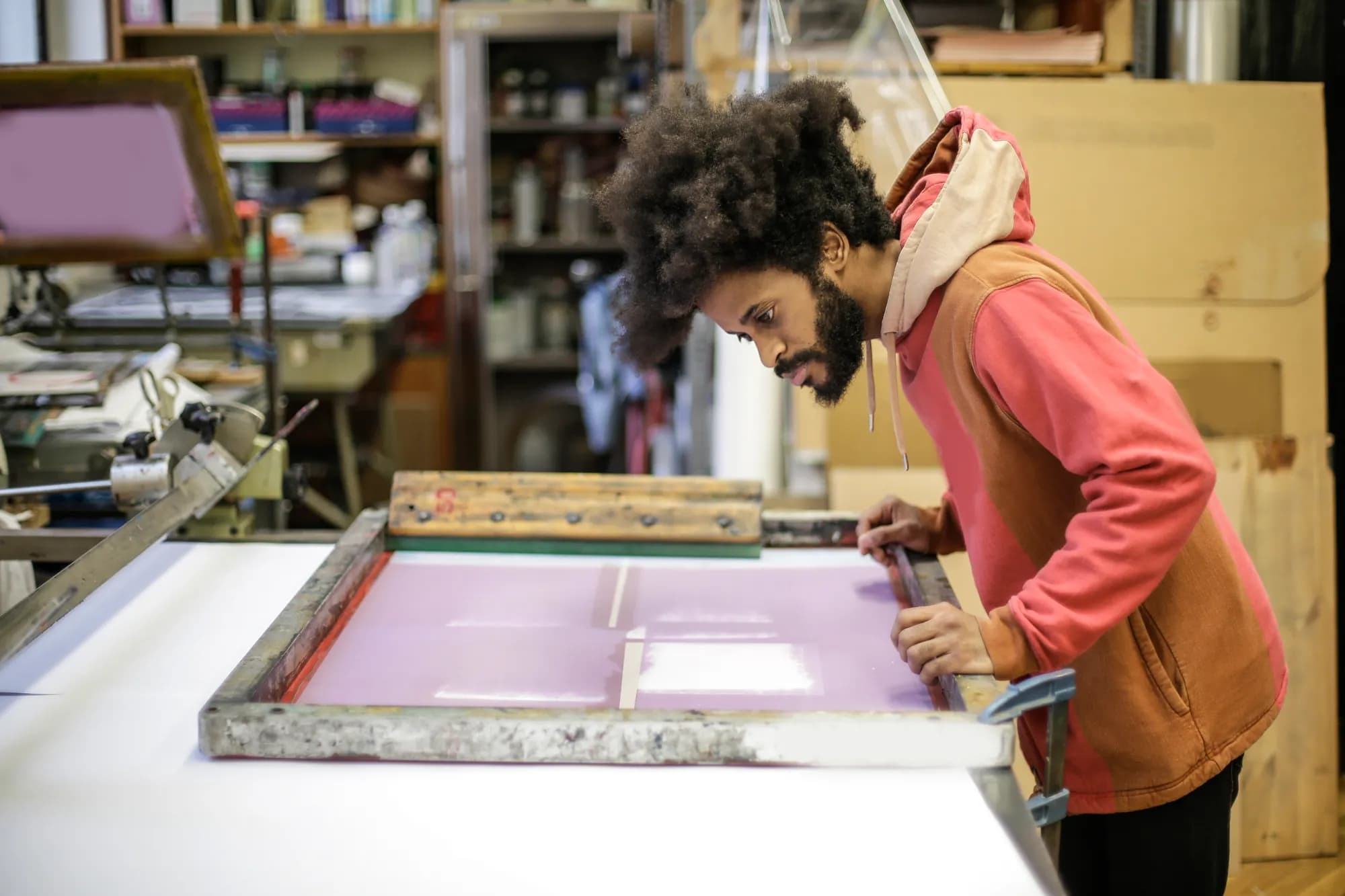 Artesano estampando con serigrafía en su taller