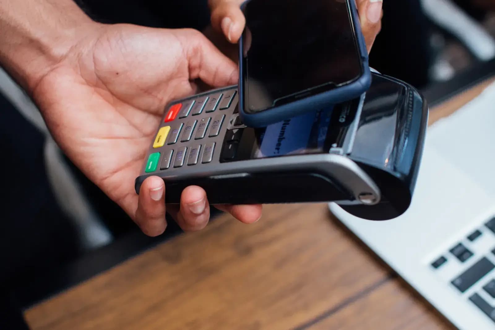 Pago con el celular en un terminal