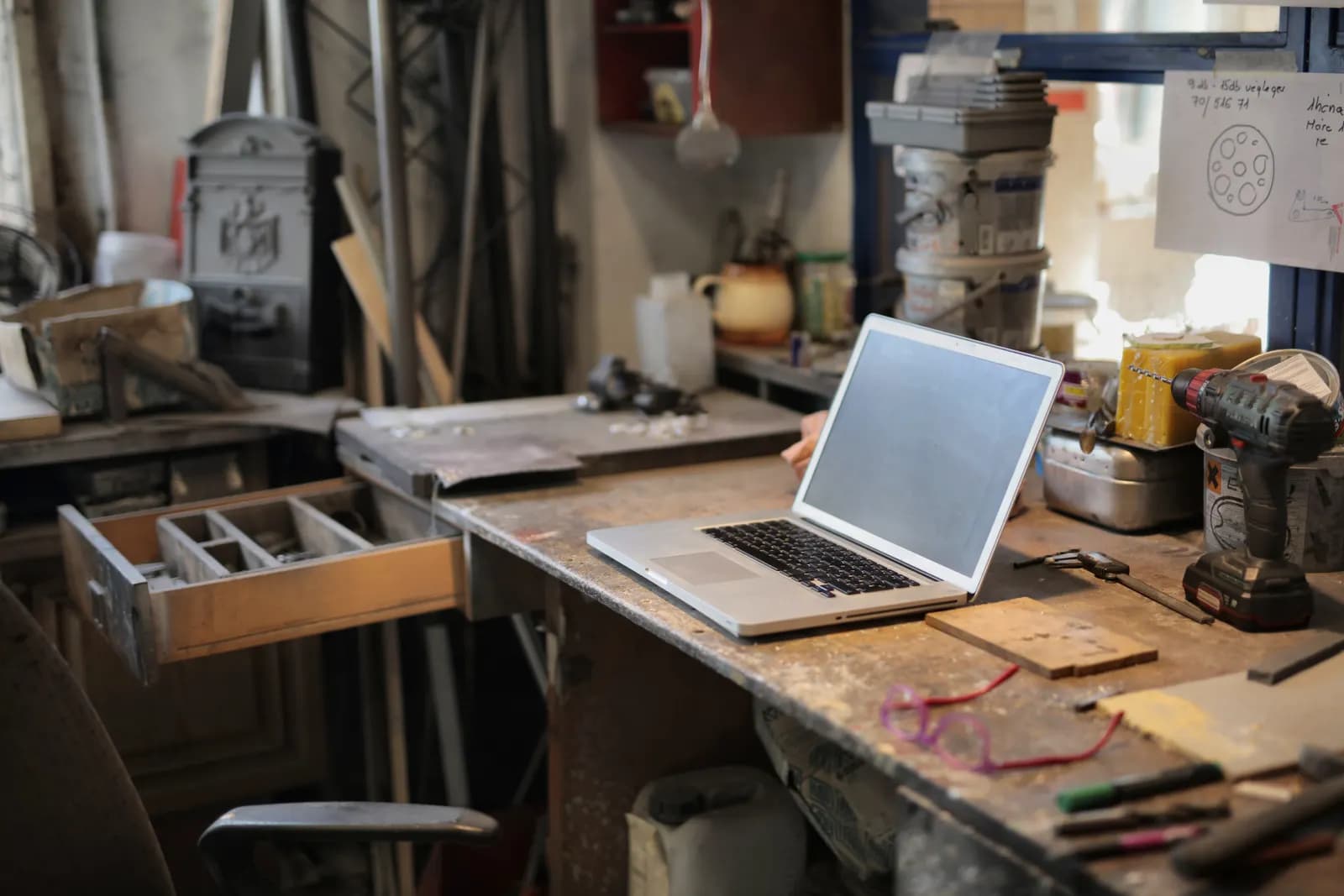 Laptop sobre la mesa de un taller